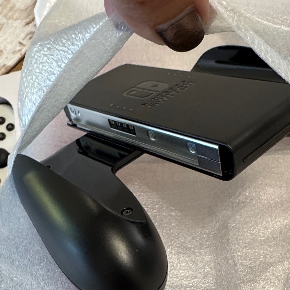 Nintendo Switch OLED Console with White Joy‑Con Controllers 64 GB - Picture 10 of 16